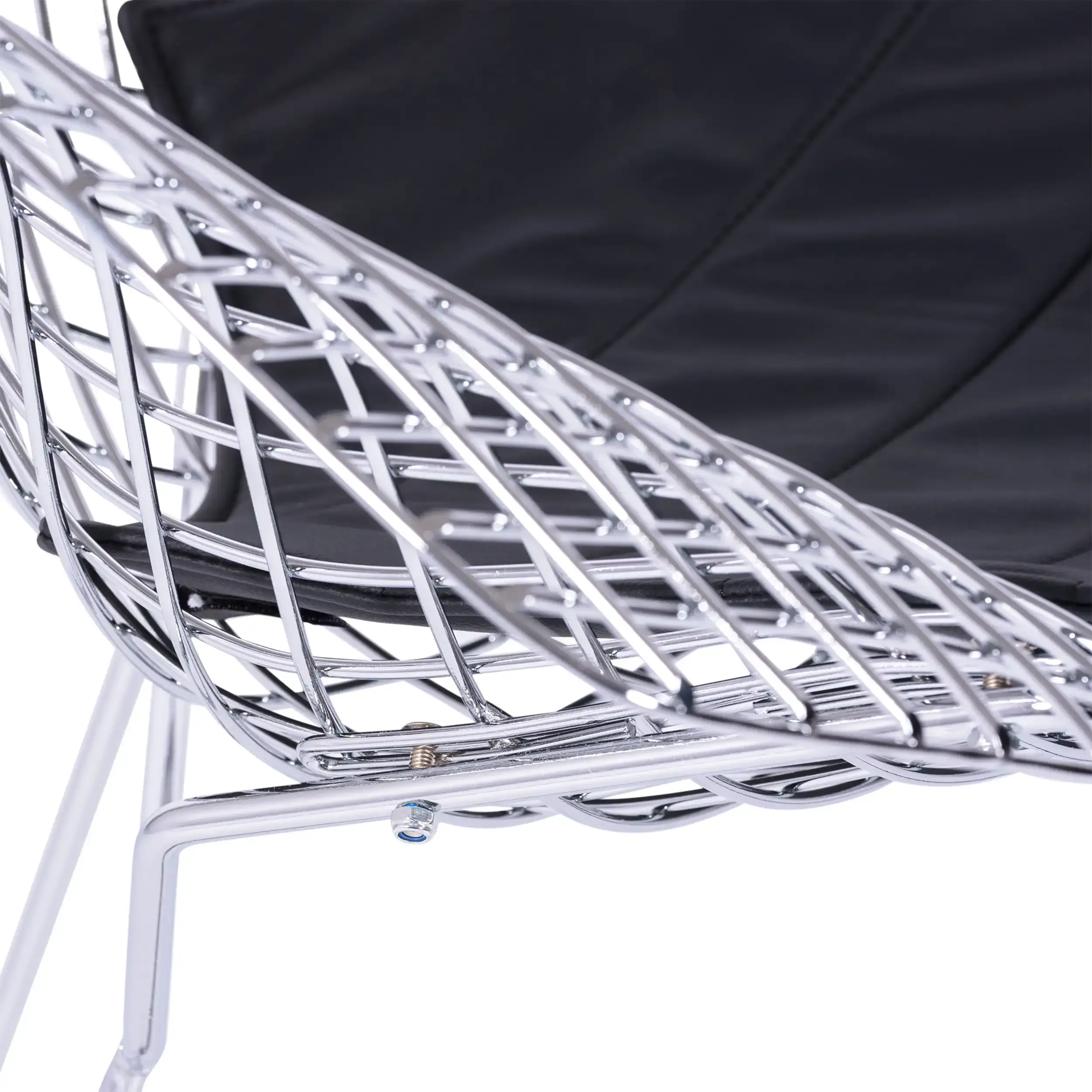 Réplica da cadeira Diamond em aço cromado e almofada em pele - Coleção Bertoia