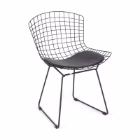 Replika metalowego krzesła Bertoia z czarnej stali w stylu industrialnym autorstwa słynnego projektanta Hansa J. Wegnera