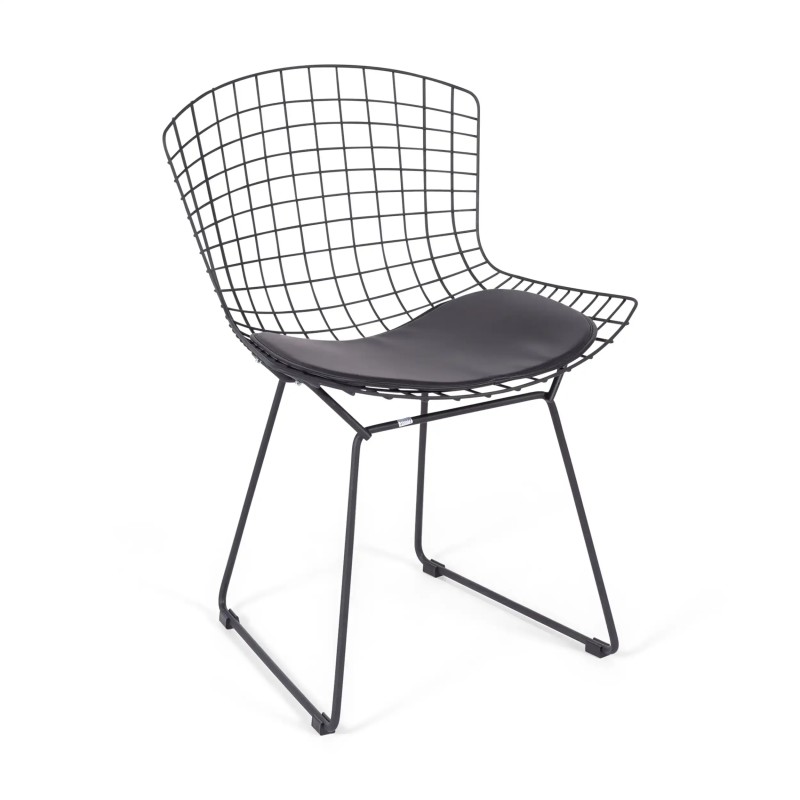 Kuuluisan suunnittelijan Hans J. Wegnerin mustasta teräksestä valmistettu metallituoli Bertoia teolliseen tyyliin