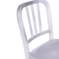 Réplica del taburete Navy Army de aluminio – Diseño industrial icónico