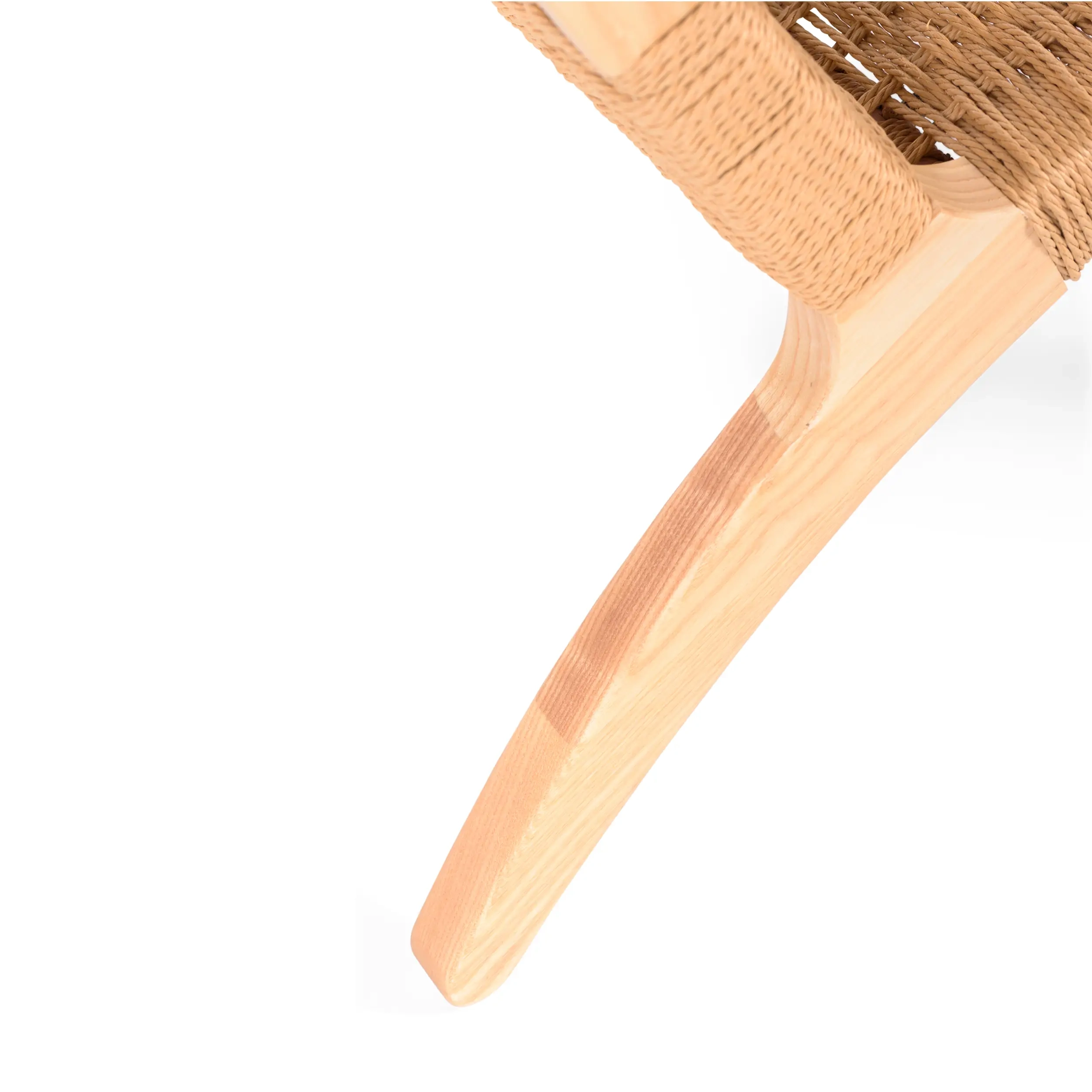 Cadeirão Catani CH25 | Design escandinavo em freixo e corda natural