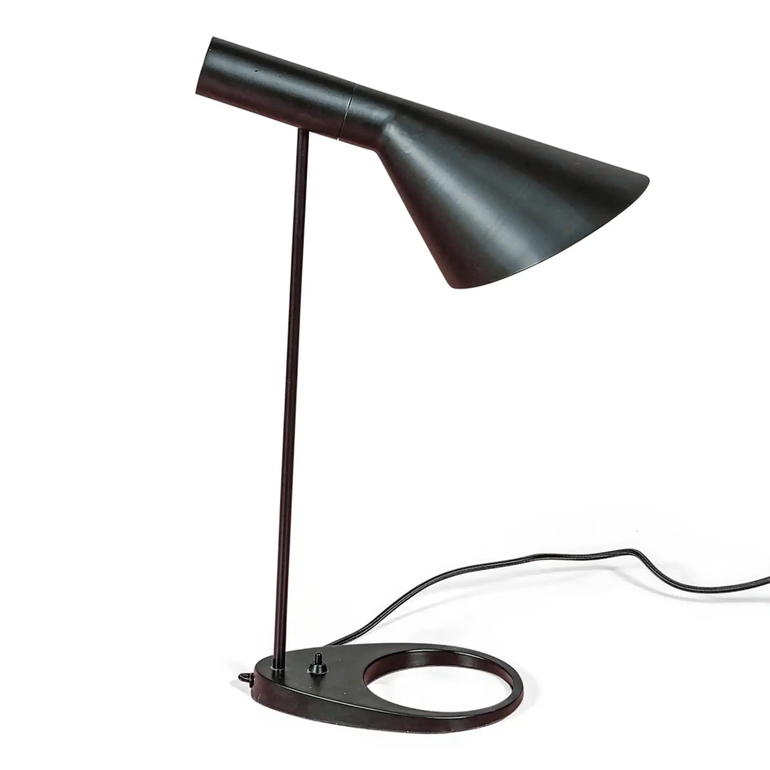 Jhon pöytävalaisin | Arne Jacobsenin inspiroima muotoilu teräksestä