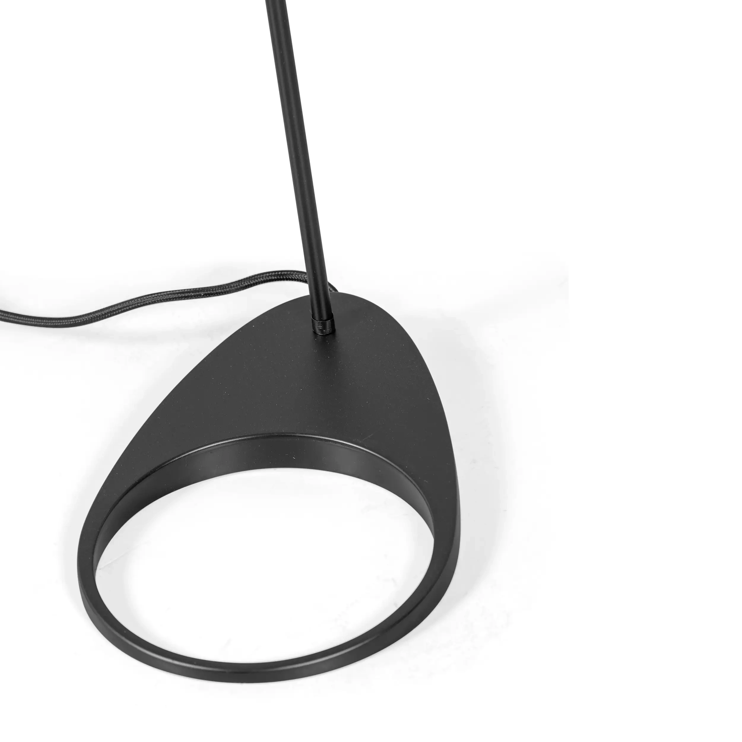 Candeeiro de pé Jhon | Design inspirado em Arne Jacobsen em aço