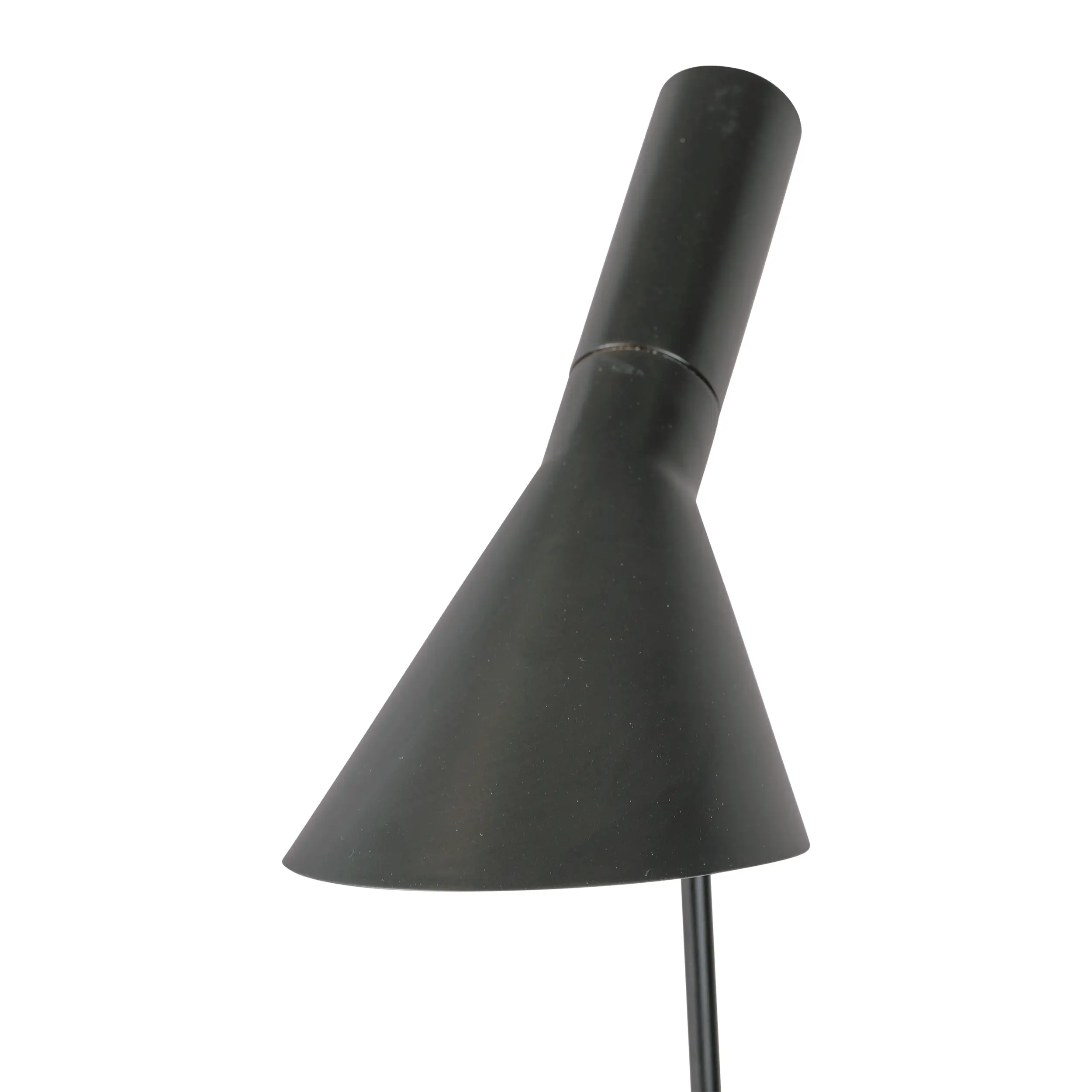 Candeeiro de pé Jhon | Design inspirado em Arne Jacobsen em aço