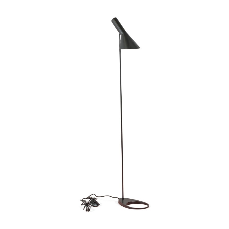 Stojací lampa Jhon | Design inspirovaný Arne Jacobsenem z oceli