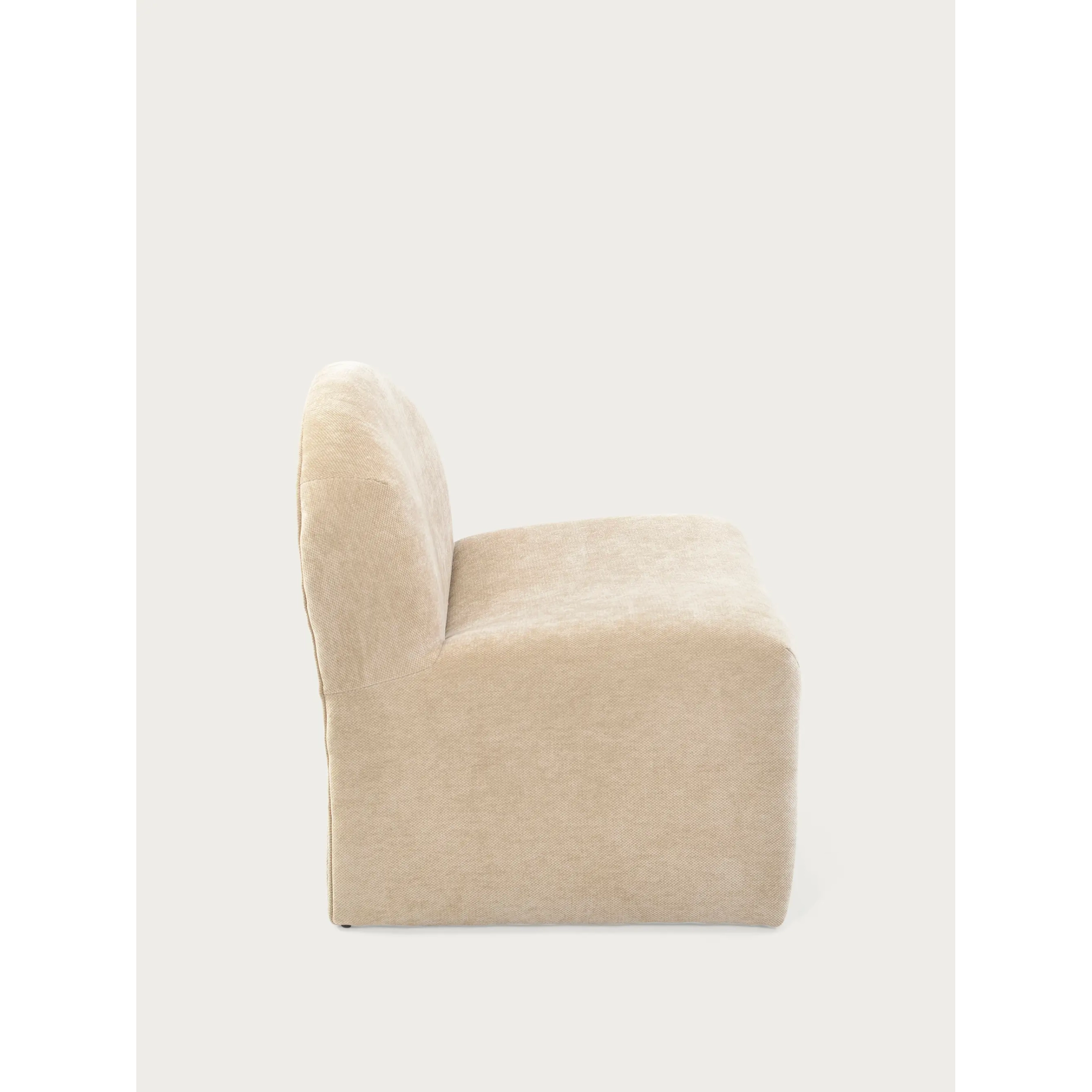 Cadeirão de design estofado Basel, estilo minimalista e confortável