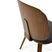 Silla nórdica Hut S en nogal con asiento tapizado comedor