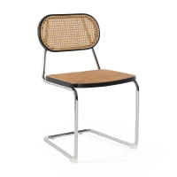 Silla Lucio de ratán natural con base cantilever