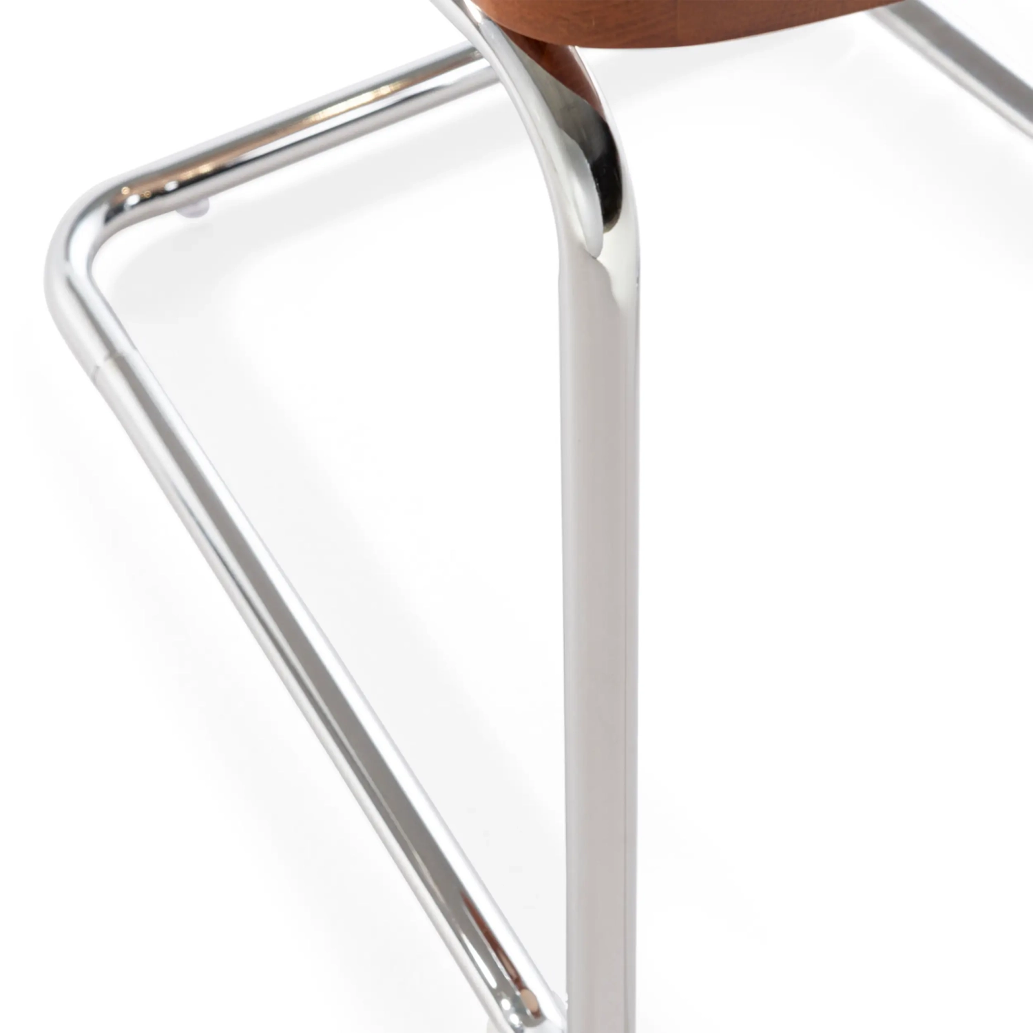 Silla Lucio de ratán natural con base cantilever