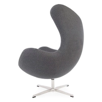 Arne Jacobsen Replica Egg -tuoli ja jalkatuki