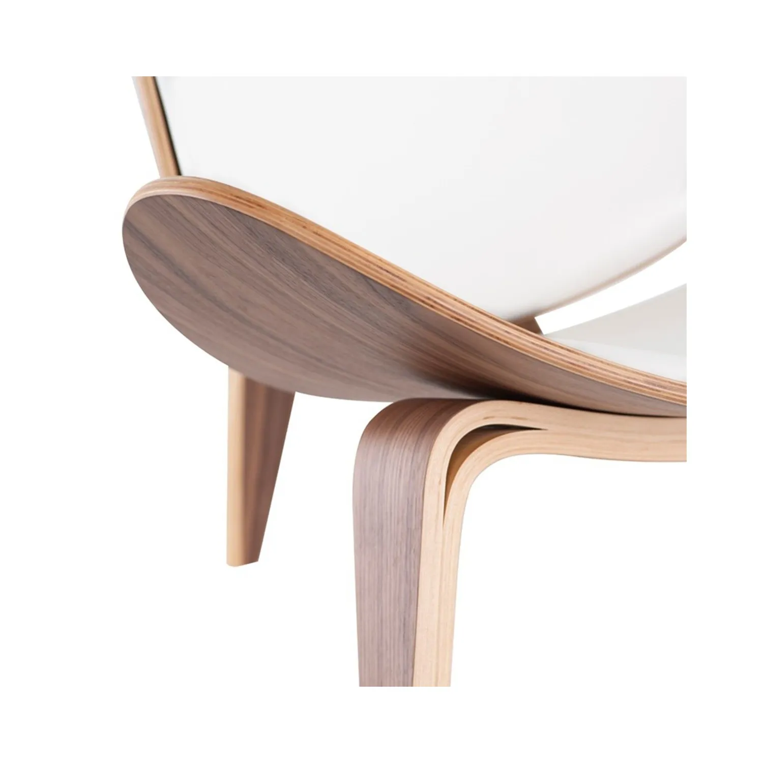Réplica de la silla Shell Ch07 en madera de nogal