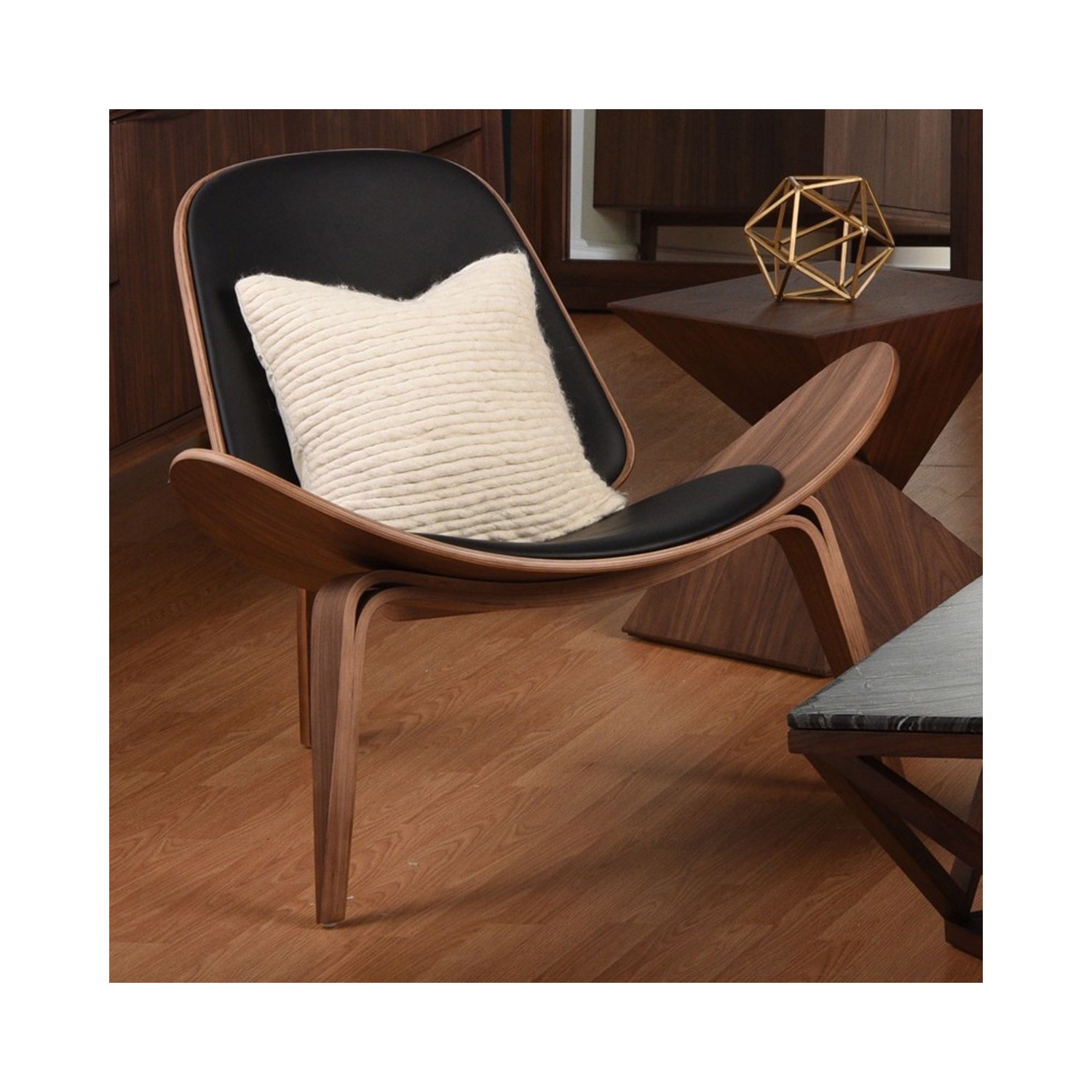 Réplique de chaise Shell Ch07 en bois de noyer