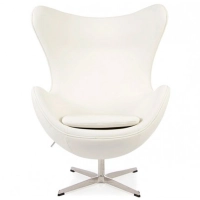 Replika läderäggstol av designern Arne Jacobsen