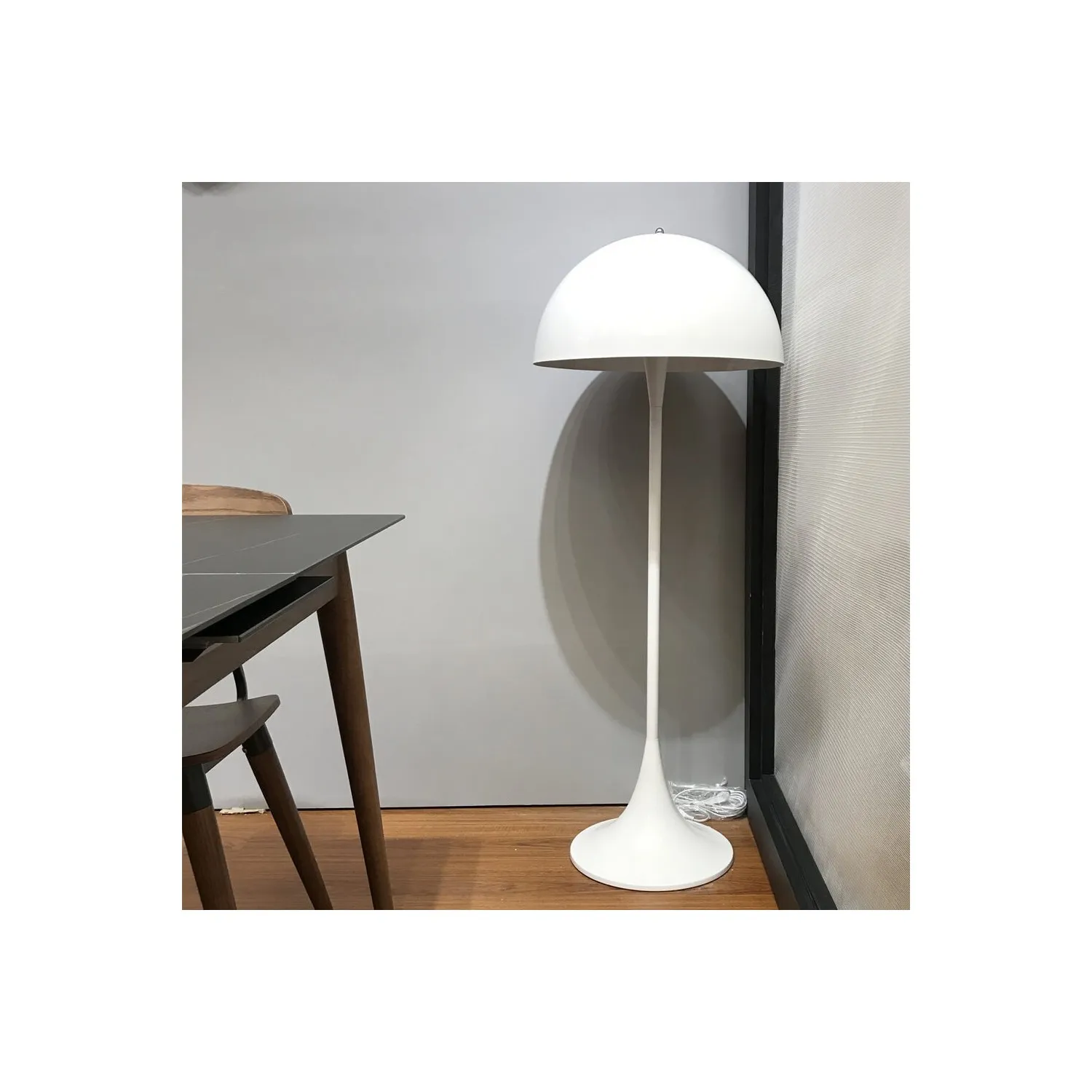 Réplica de la lámpara de pie Phantella de Verner Panton