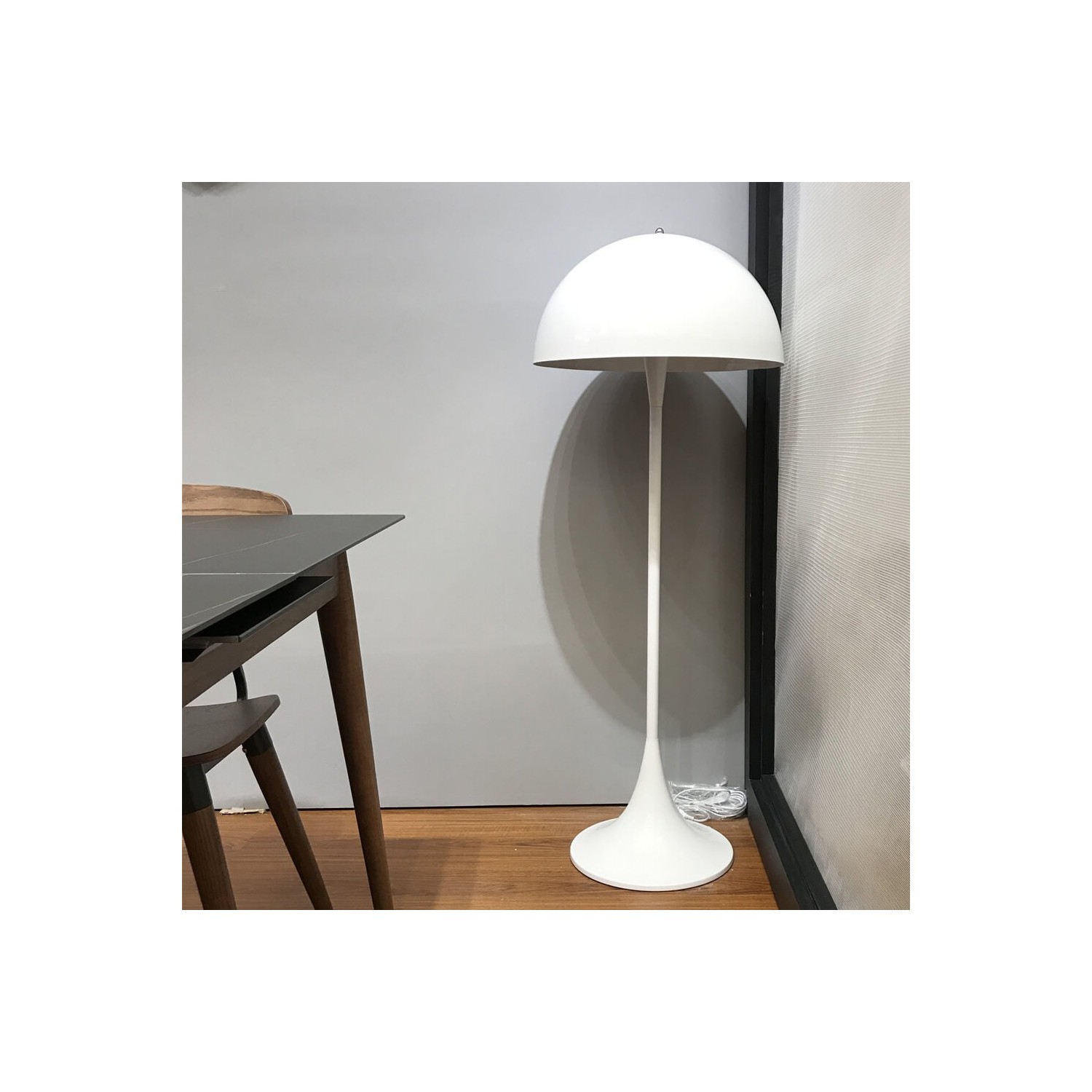 Verner Panton kopio Phantella-lattiavalaisimesta