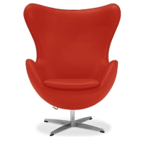 Replika läderäggstol av designern Arne Jacobsen