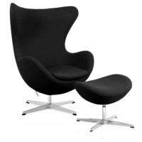 Replika židle na vejce s podnožkou od designéra Arne Jacobsen