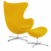 Replika židle na vejce s podnožkou od designéra Arne Jacobsen