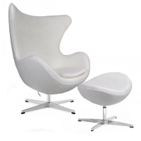 Arne Jacobsen Replica Egg -tuoli ja jalkatuki