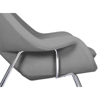 Réplica da cadeira Womb pelo designer Eero Saarinen