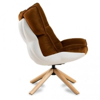 Replica della poltrona di design Husk con poggiapiedi della magnifica designer Patricia Urquiola