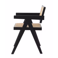 Réplica da cadeira Chandigarh com braços do designer Pierre Jeanneret 