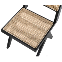 Nachbildung des Chandigarh-Stuhls des Designers Pierre Jeanneret 