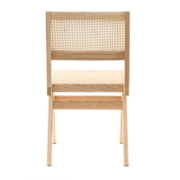 Nachbildung des Chandigarh-Stuhls des Designers Pierre Jeanneret 
